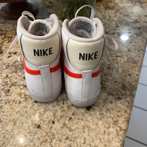 Nike shoes - Picture 3 of 5